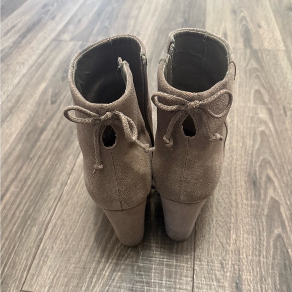 Saks Fifth Avenue Women’s Beige Suede Booties Size 8.5 - Picture 8 of 8